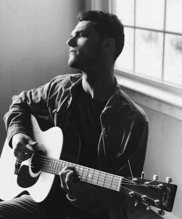 guitarist practising at home without a goal